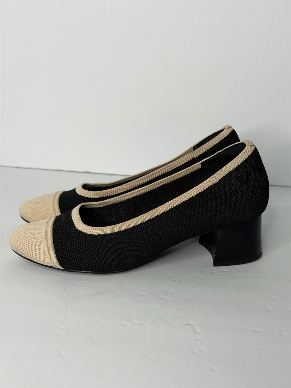 VIVAIA Black and Cream Two-Tone Block Chunky Heel Pumps shoes